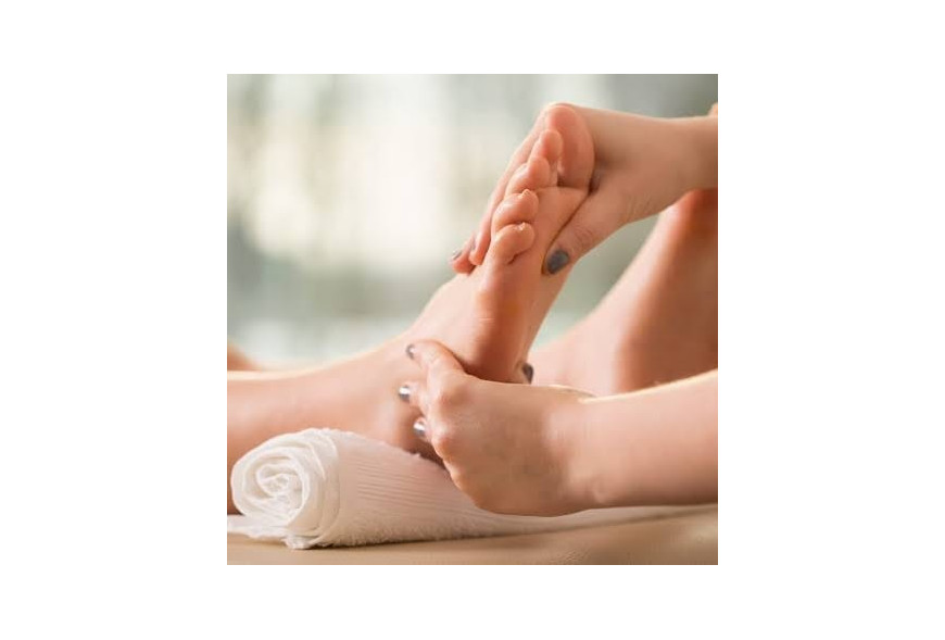 Healing Touch: Exploring Reflexology and Aromatherapy for Pain Relief and Comfort Living